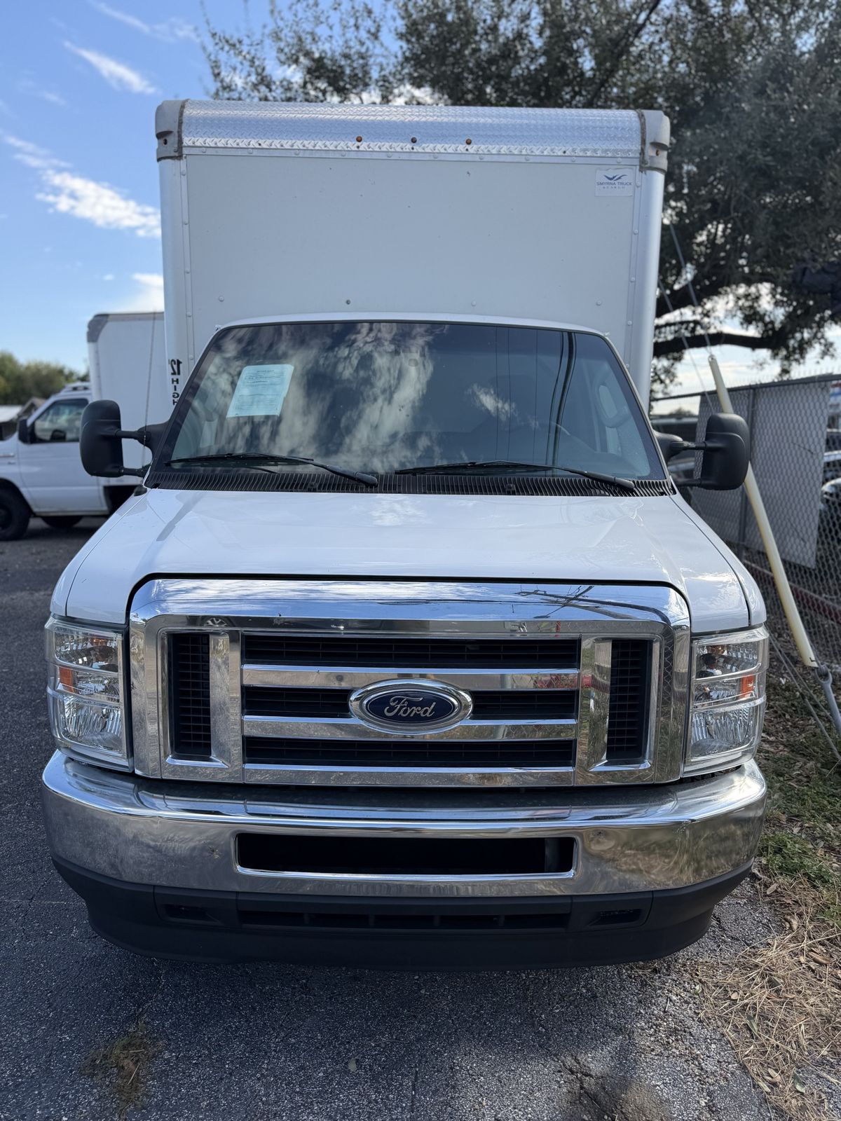 2022 Ford E-450 Cutaway Box Truck, photo 1