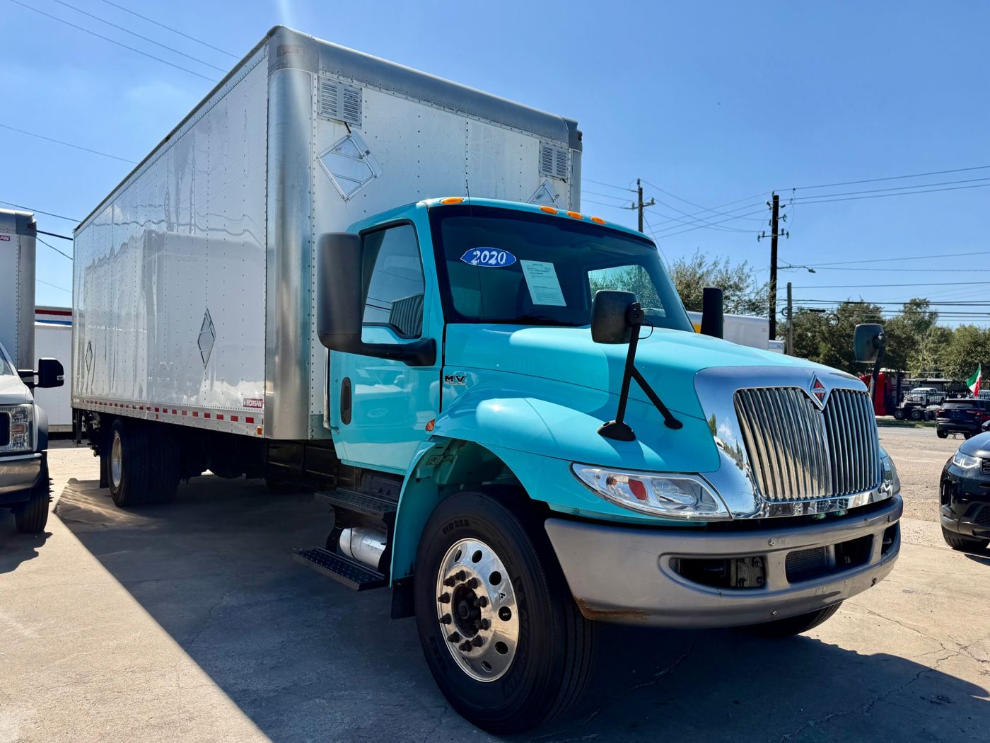 2020 International MV607 Box Truck, photo 2