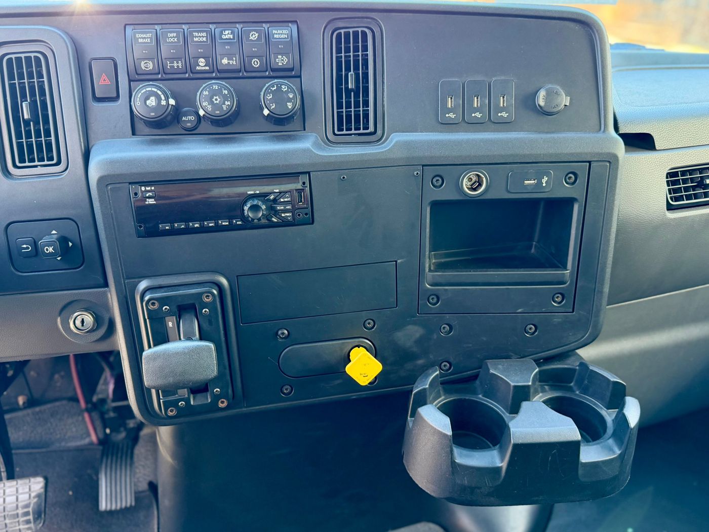2020 International MV607 Box Truck, photo 8