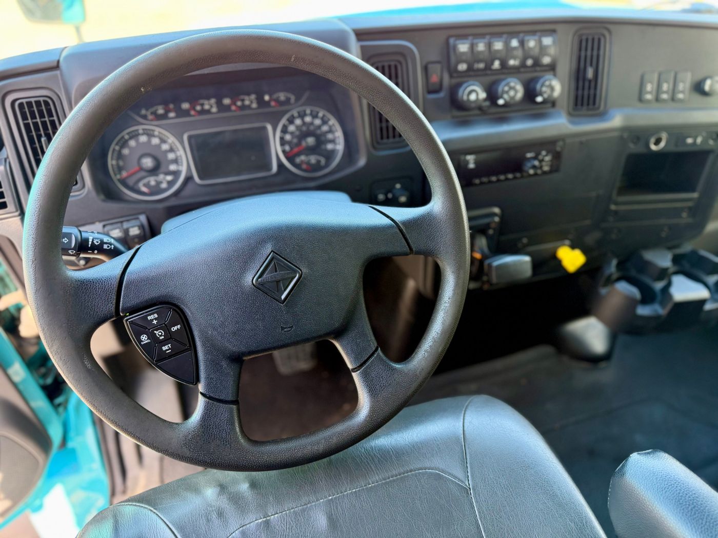2020 International MV607 Box Truck, photo 9