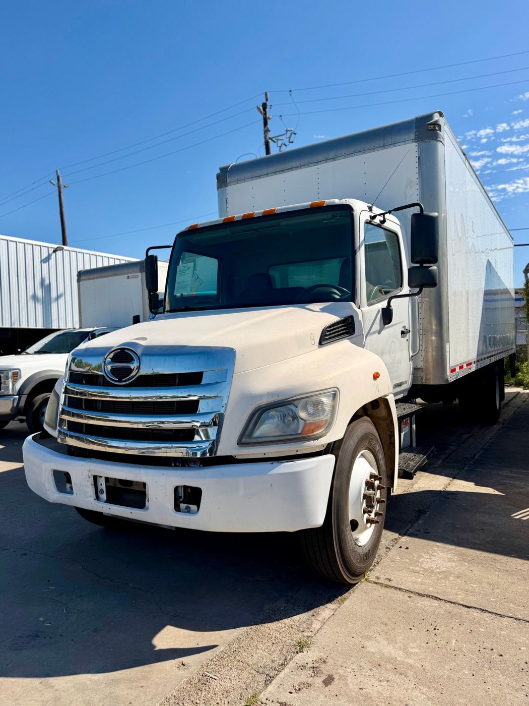 2019 Hino 338 Box Truck, photo 2